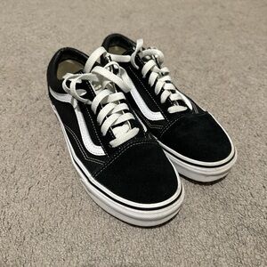 Skate shoes, vans old skool women, barely worn like new